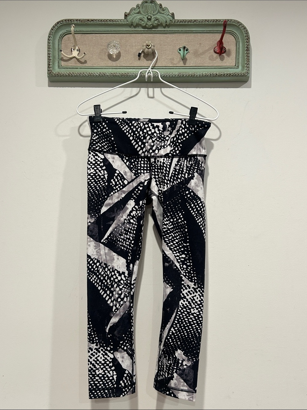 lululemon athletica Black & White Abstract Art to wear Print Leggings cropped 4 - Picture 1 of 5